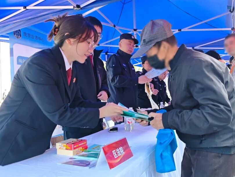 六合法院“摆摊”送法，银发族直呼“接地气”