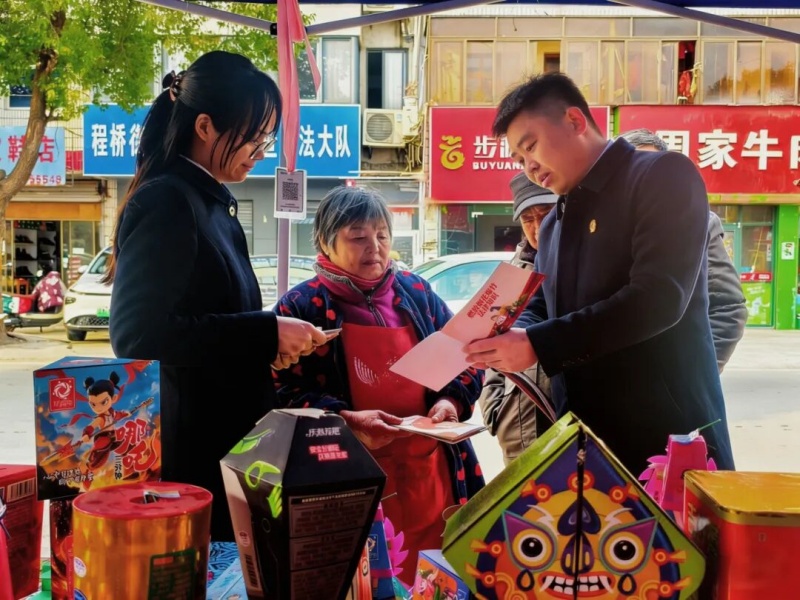 六合法院开展烟花爆竹安全法治宣传活动